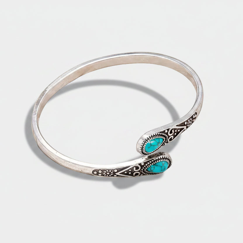 Frieda – A narrow ring with emerald and polished edge.