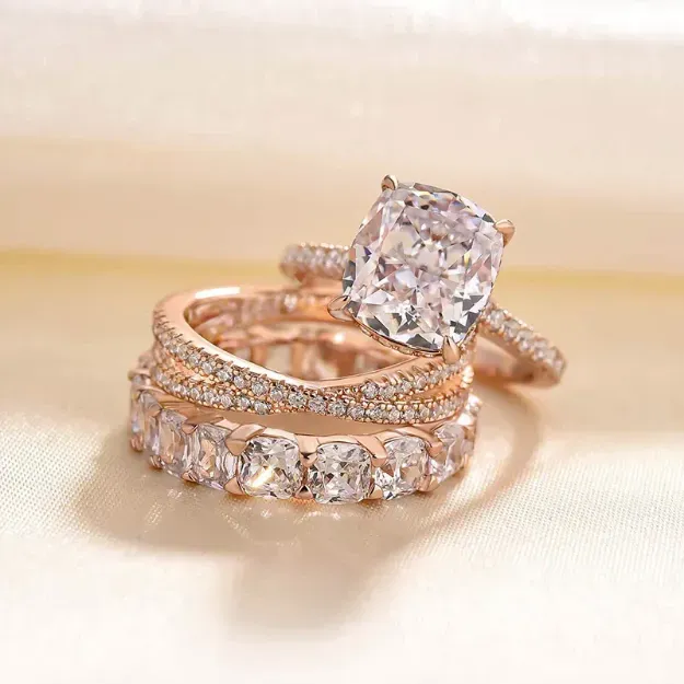 Iris – Diamond ring with oval stone.