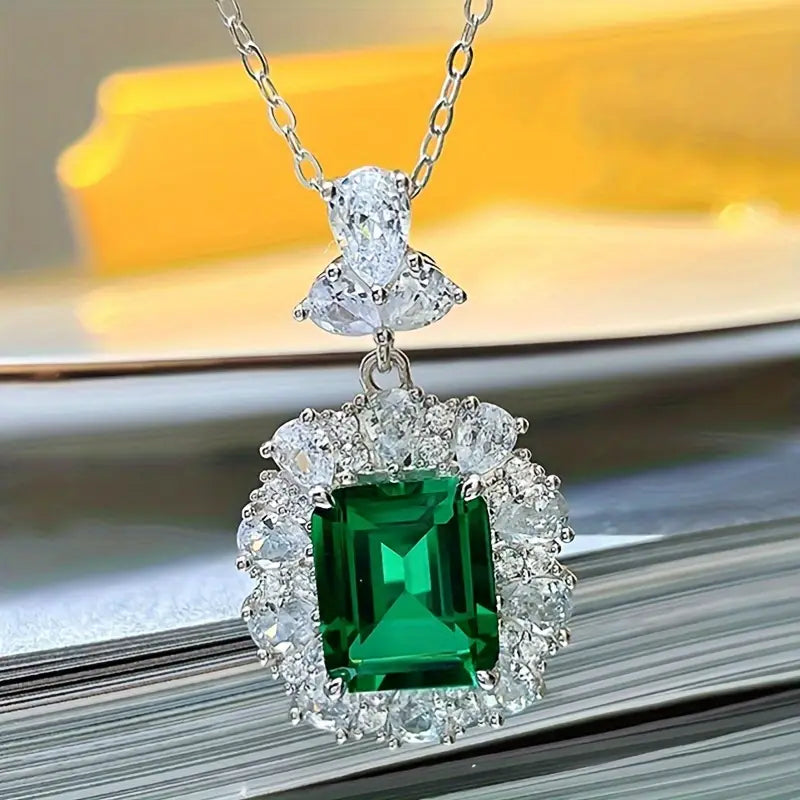Elina – Silver pendant with emerald crown.