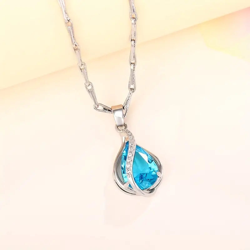 Evelína – Drop-shaped pendant with brilliant blue sapphire.