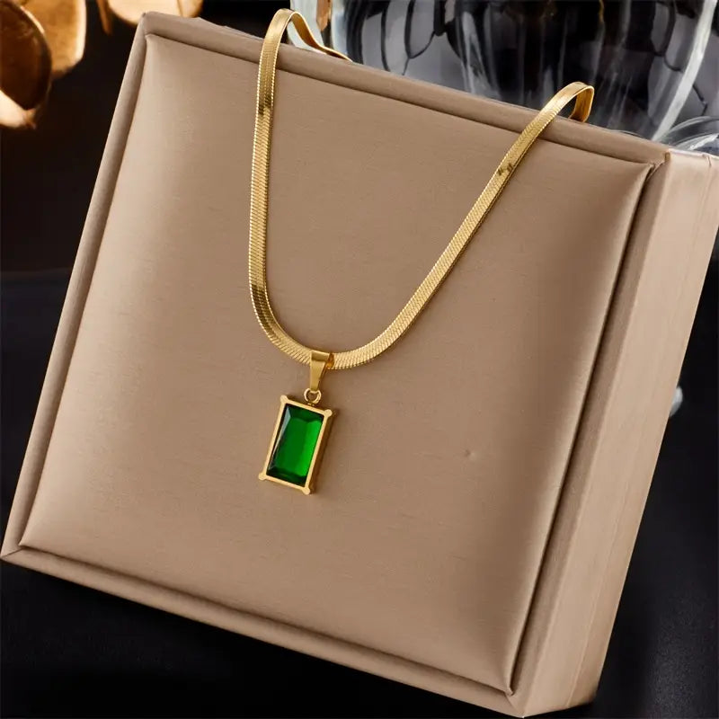Victoria – Gold jewelry with emeralds.