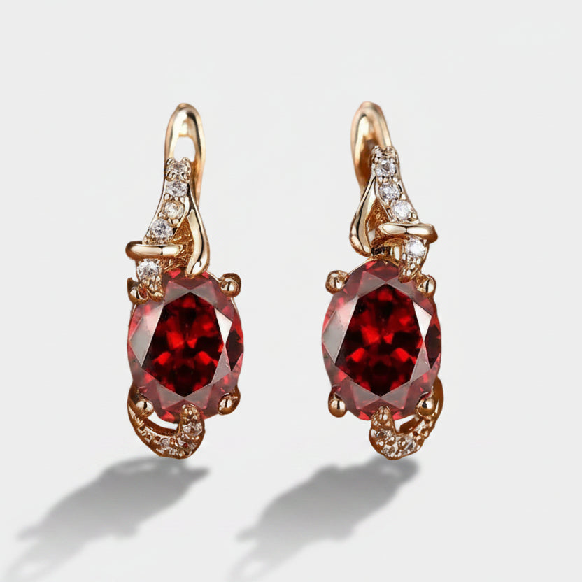 Karla – Gold earrings with ruby reflections.