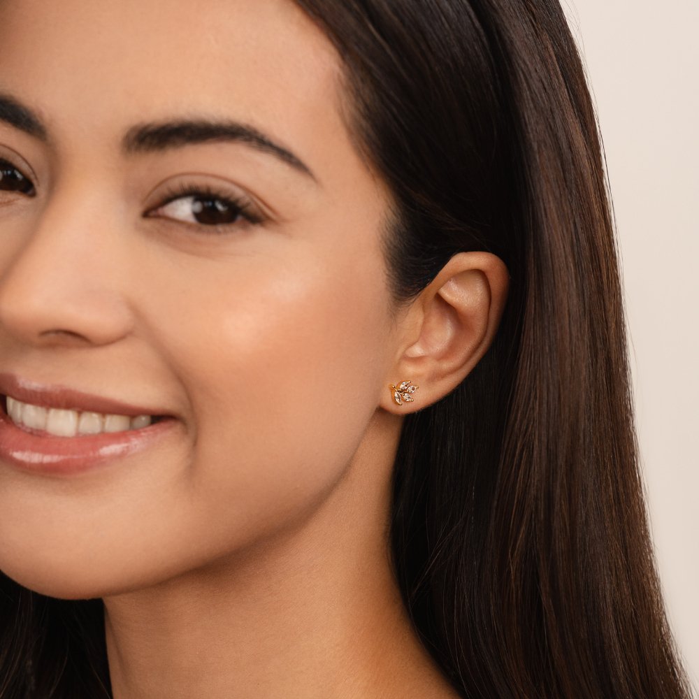 Felicita – Gold earrings with leaf detail.