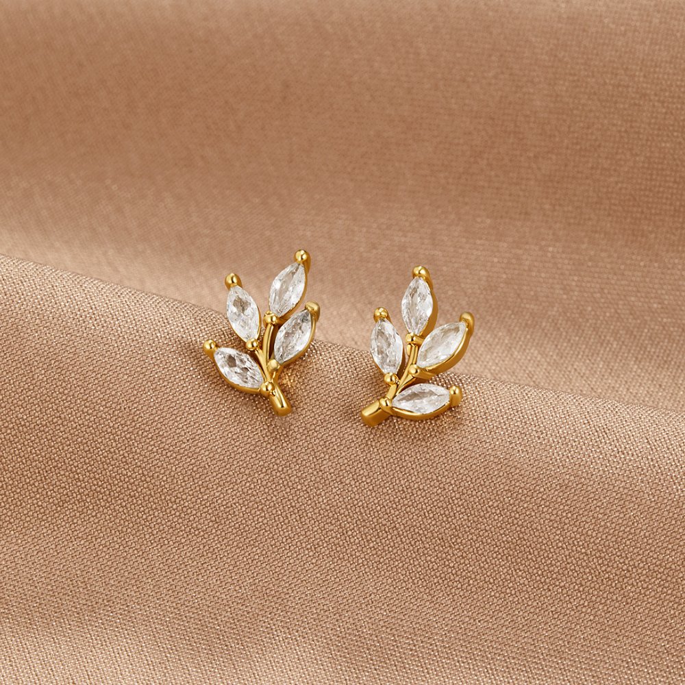 Felicita – Orecchini in oro con dettaglio a foglia.