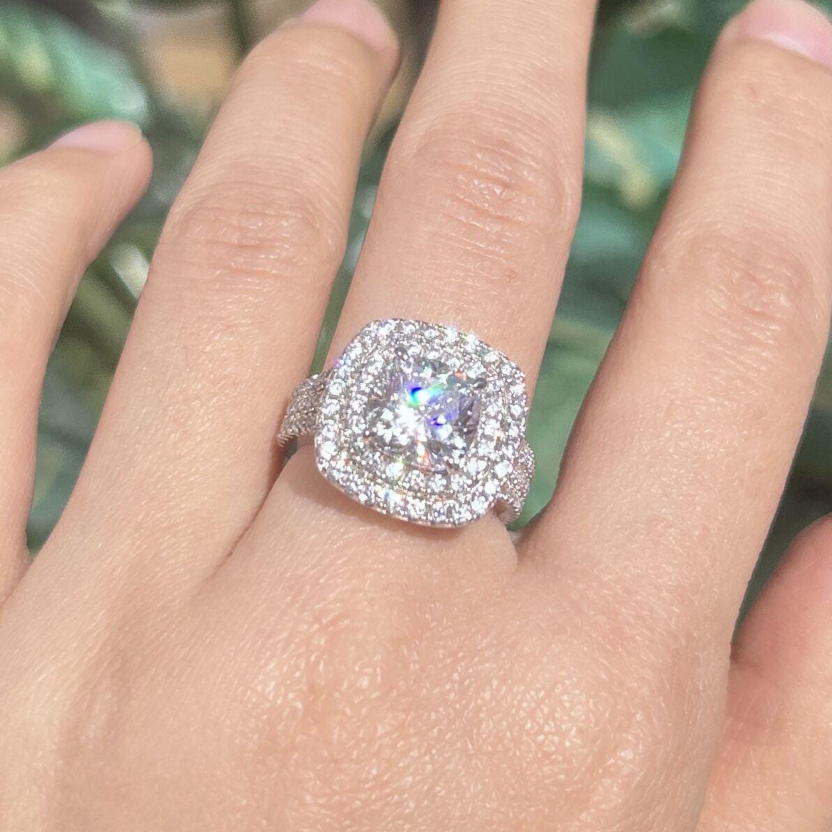 Frieda – Solitaire ring with round stone.