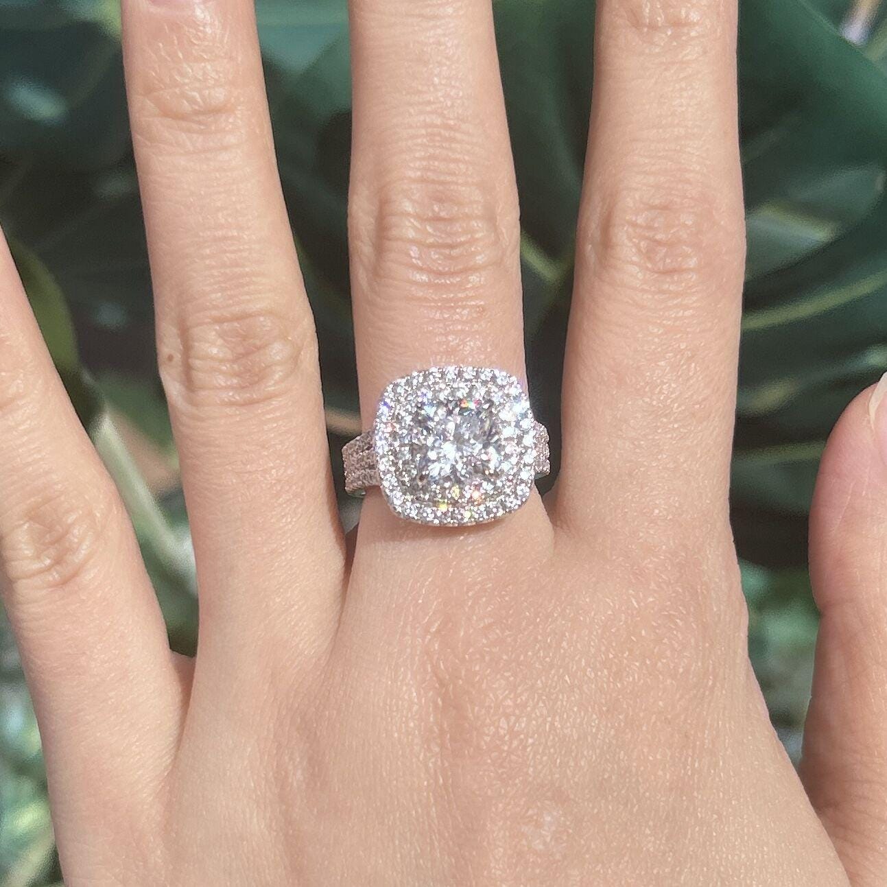 Frieda – Solitaire ring with round stone.