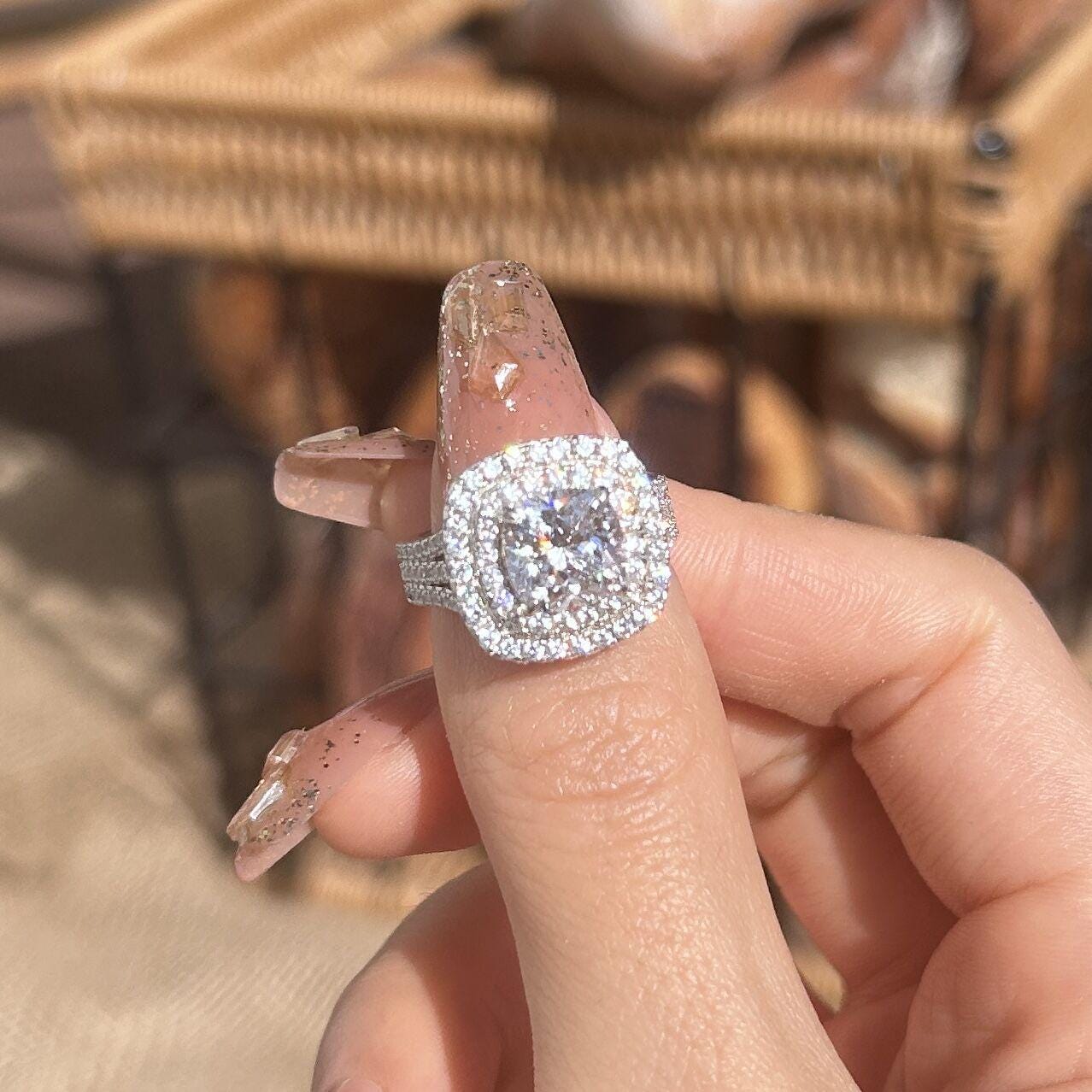 Frieda – Solitaire ring with round stone.