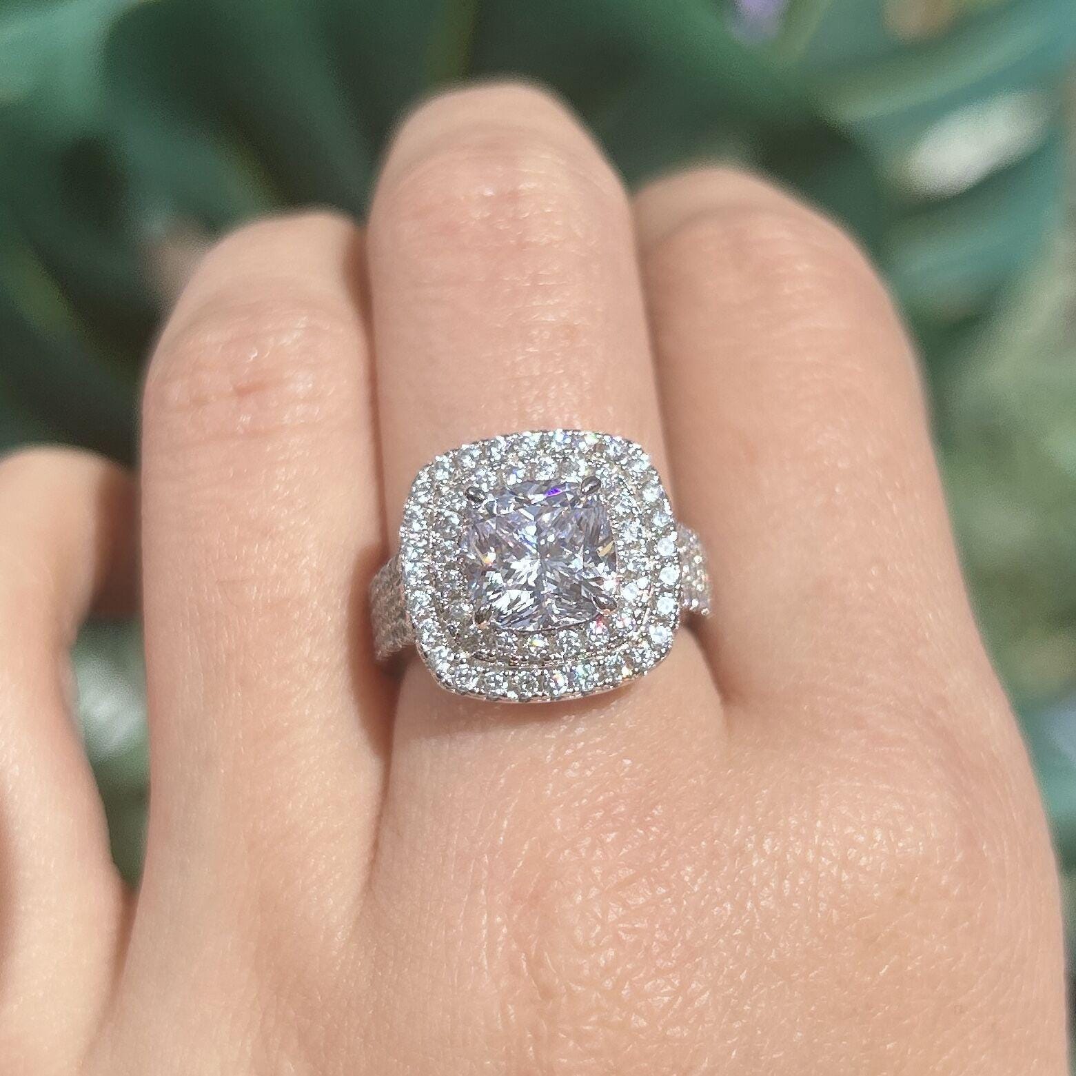 Frieda – Solitaire ring with round stone.