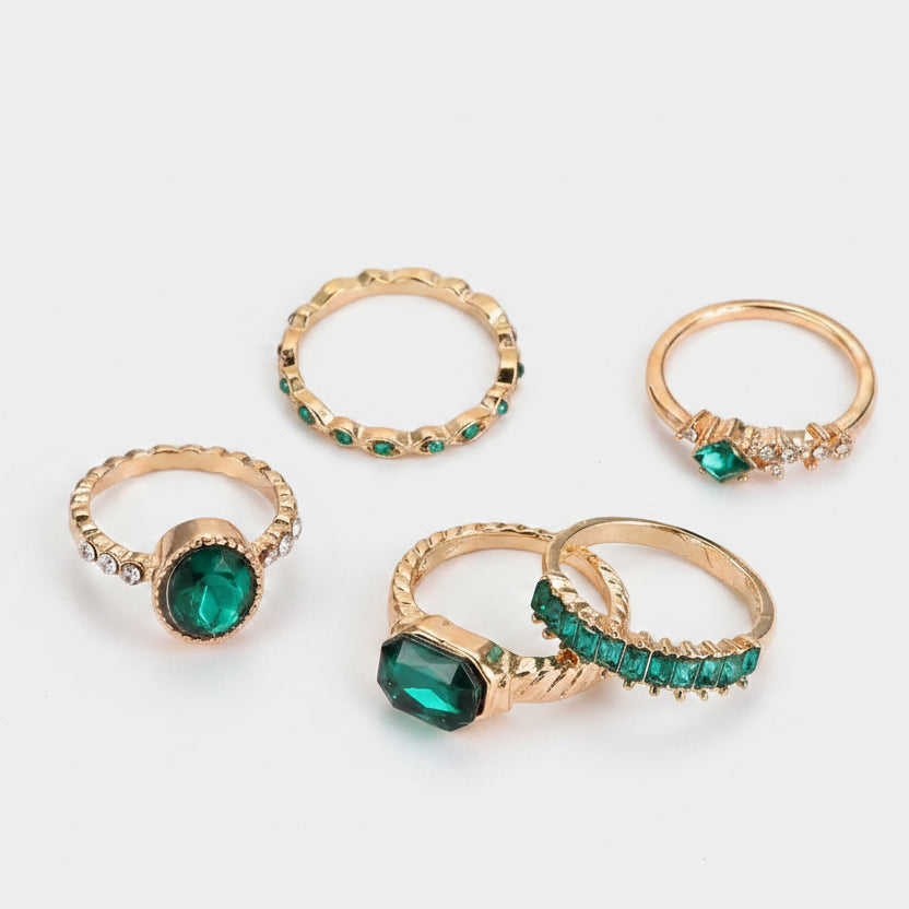 Johana – Emerald ring set with delicate setting.