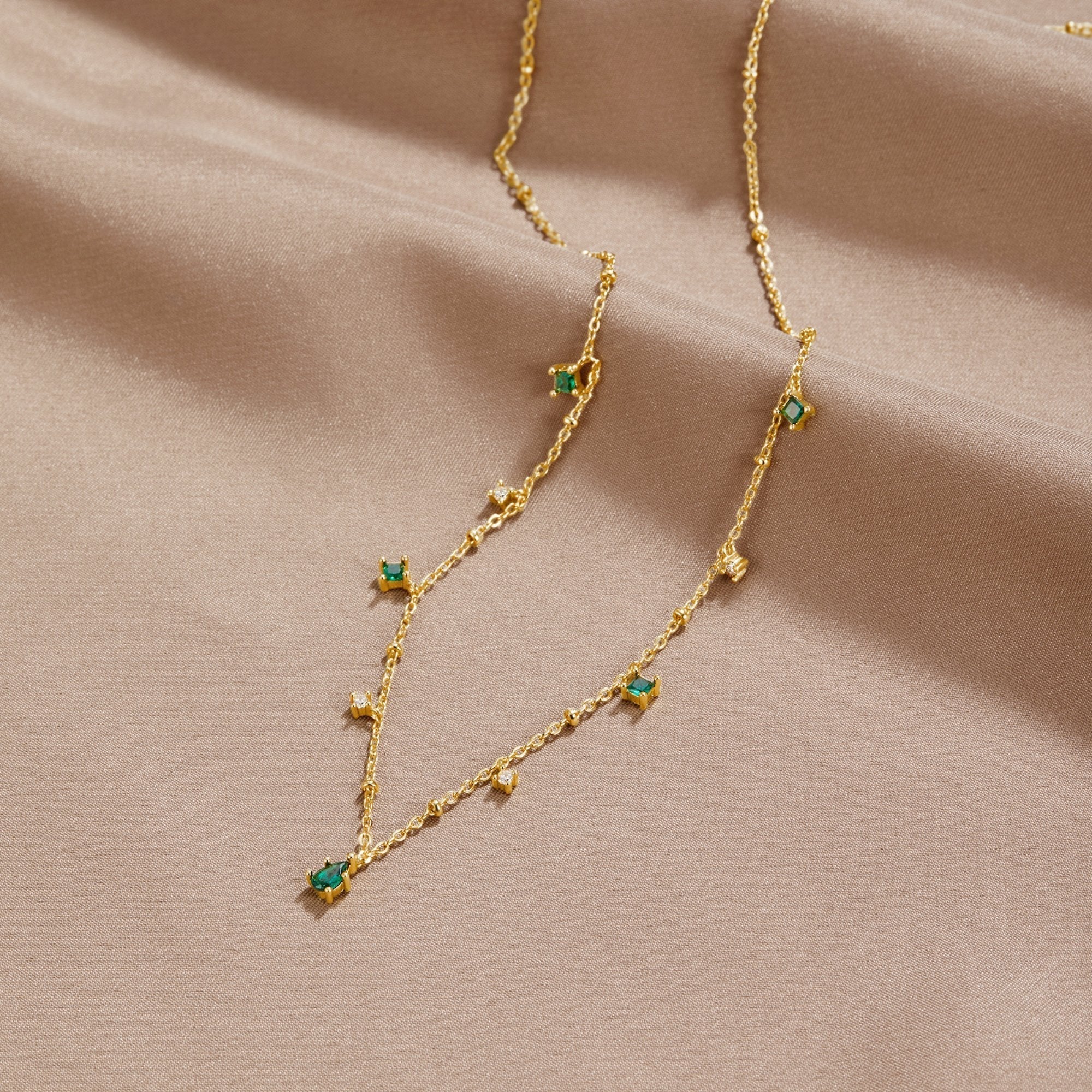 Marta – Collana in oro con pendente verde.