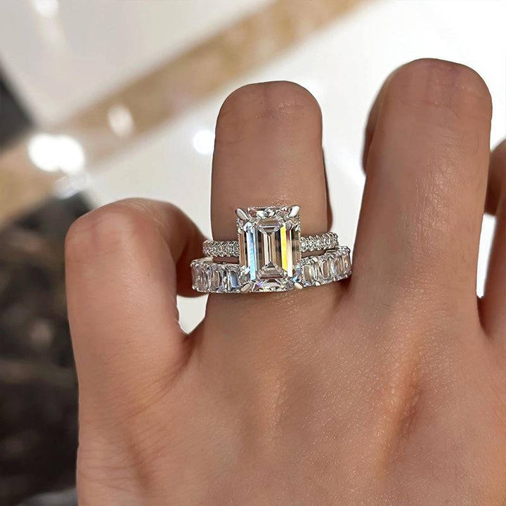 Nadja – Diamond ring with rectangular center.