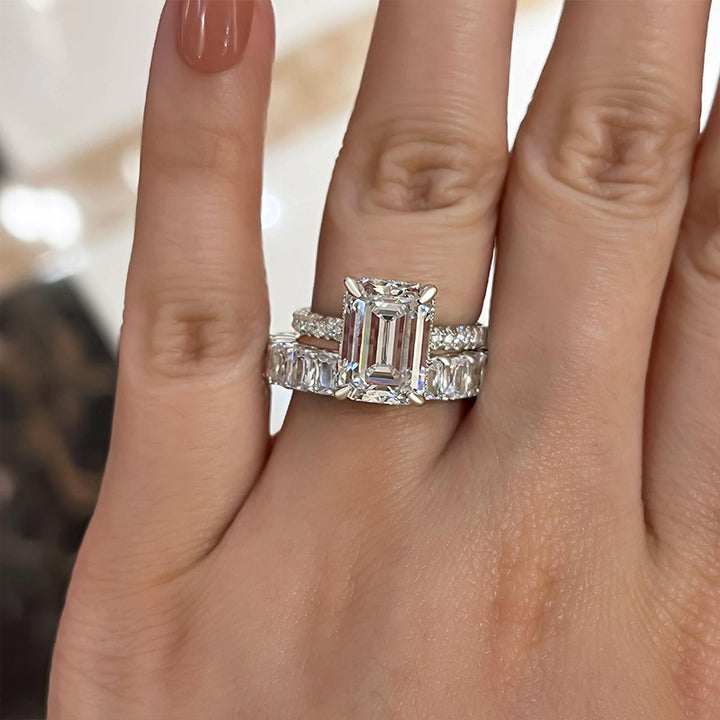 Nadja – Diamond ring with rectangular center.