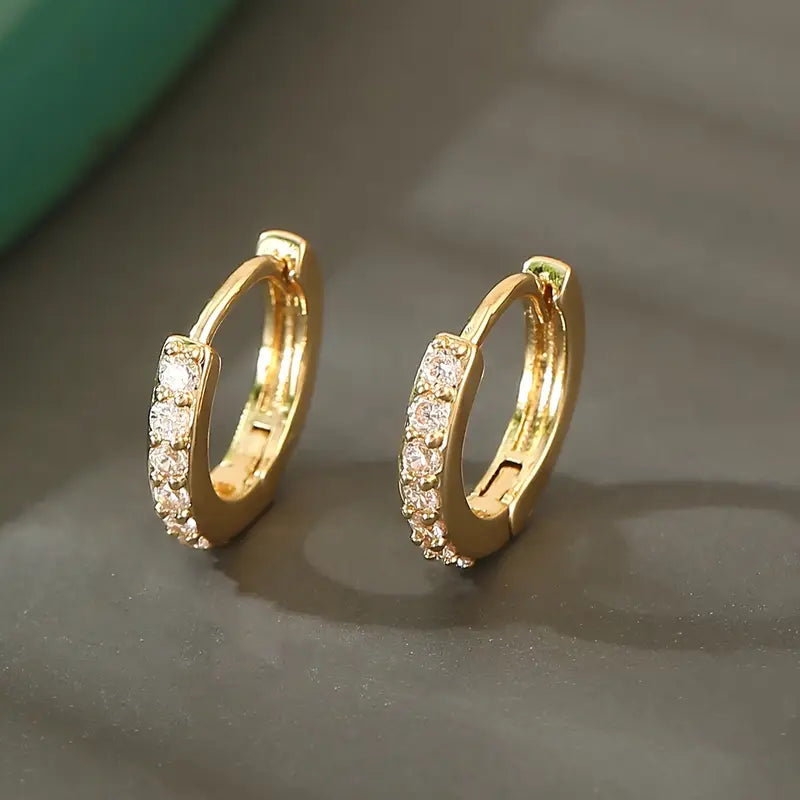 Nora – Gold earrings with delicate stones.