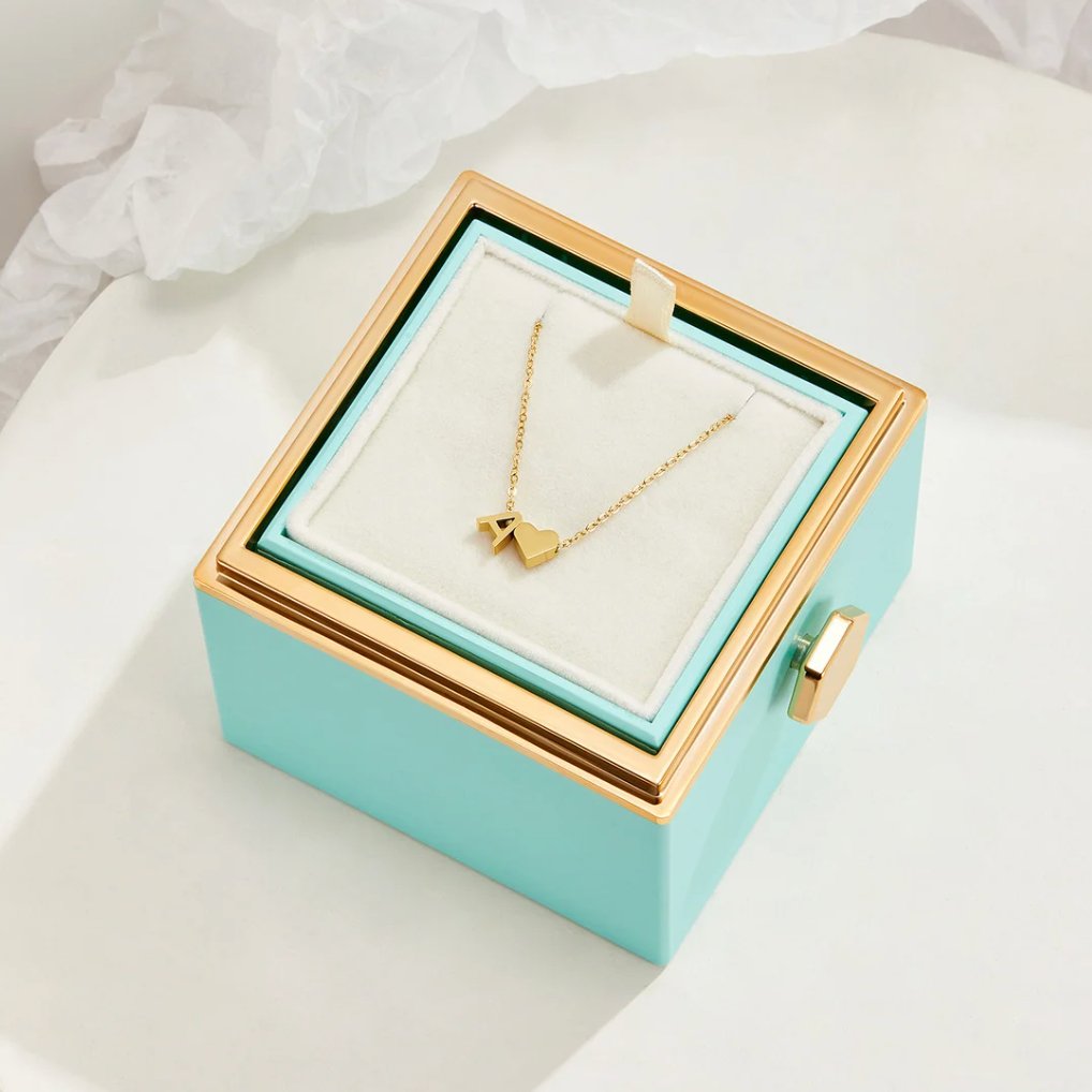 Nina - Gold V-Necklace.
