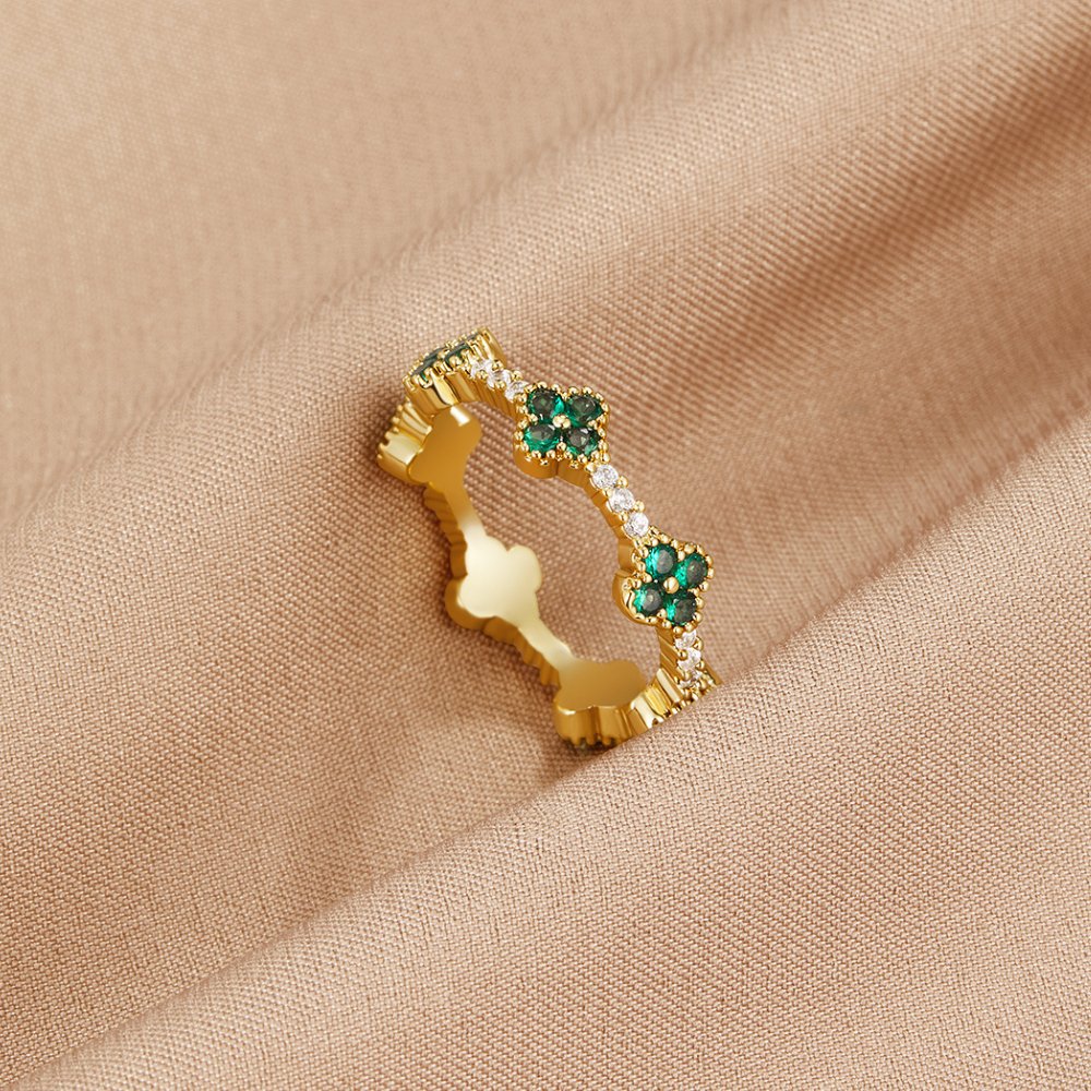 Annika – Gold-plated ring with floral details and an emerald element.