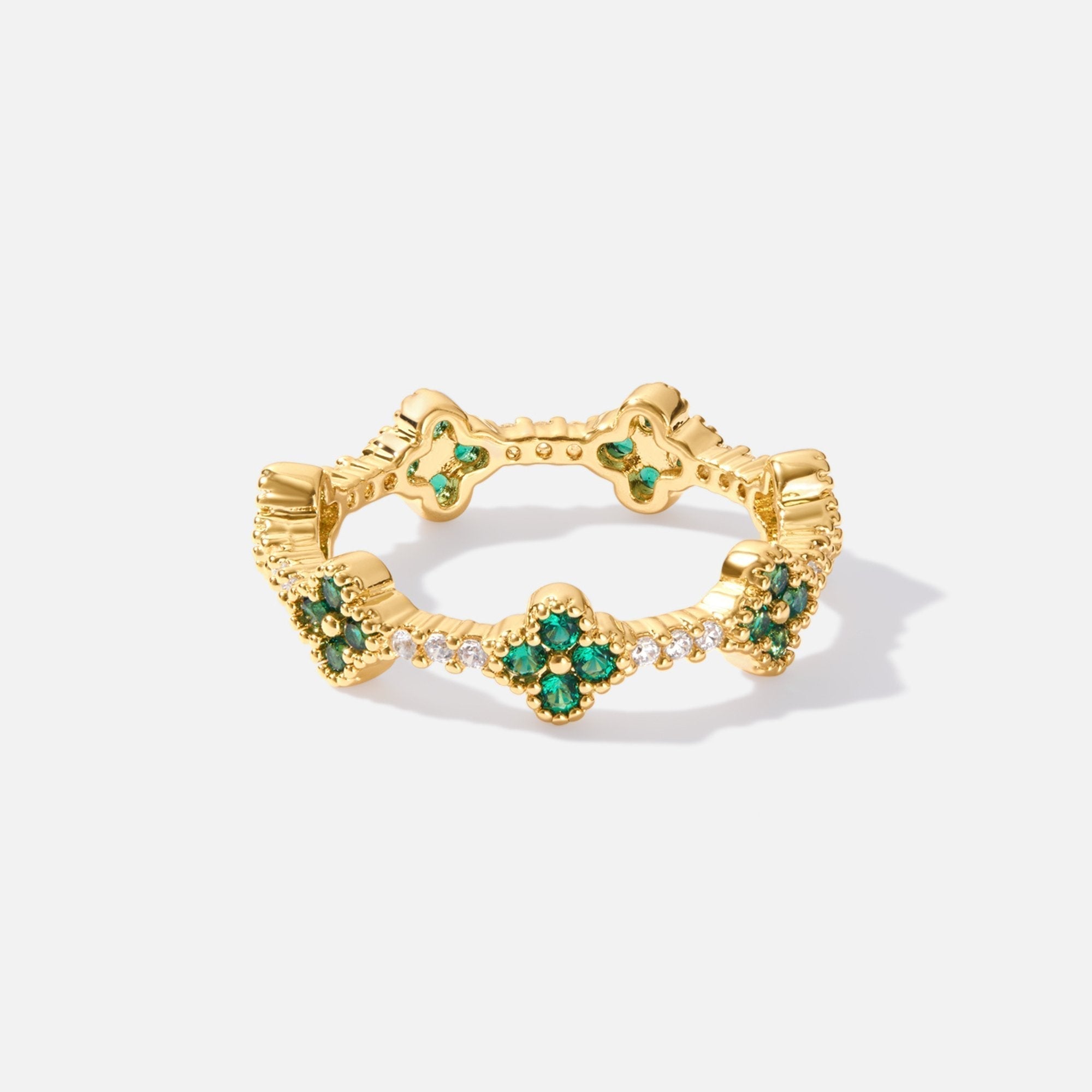 Annika – Gold-plated ring with floral details and an emerald element.