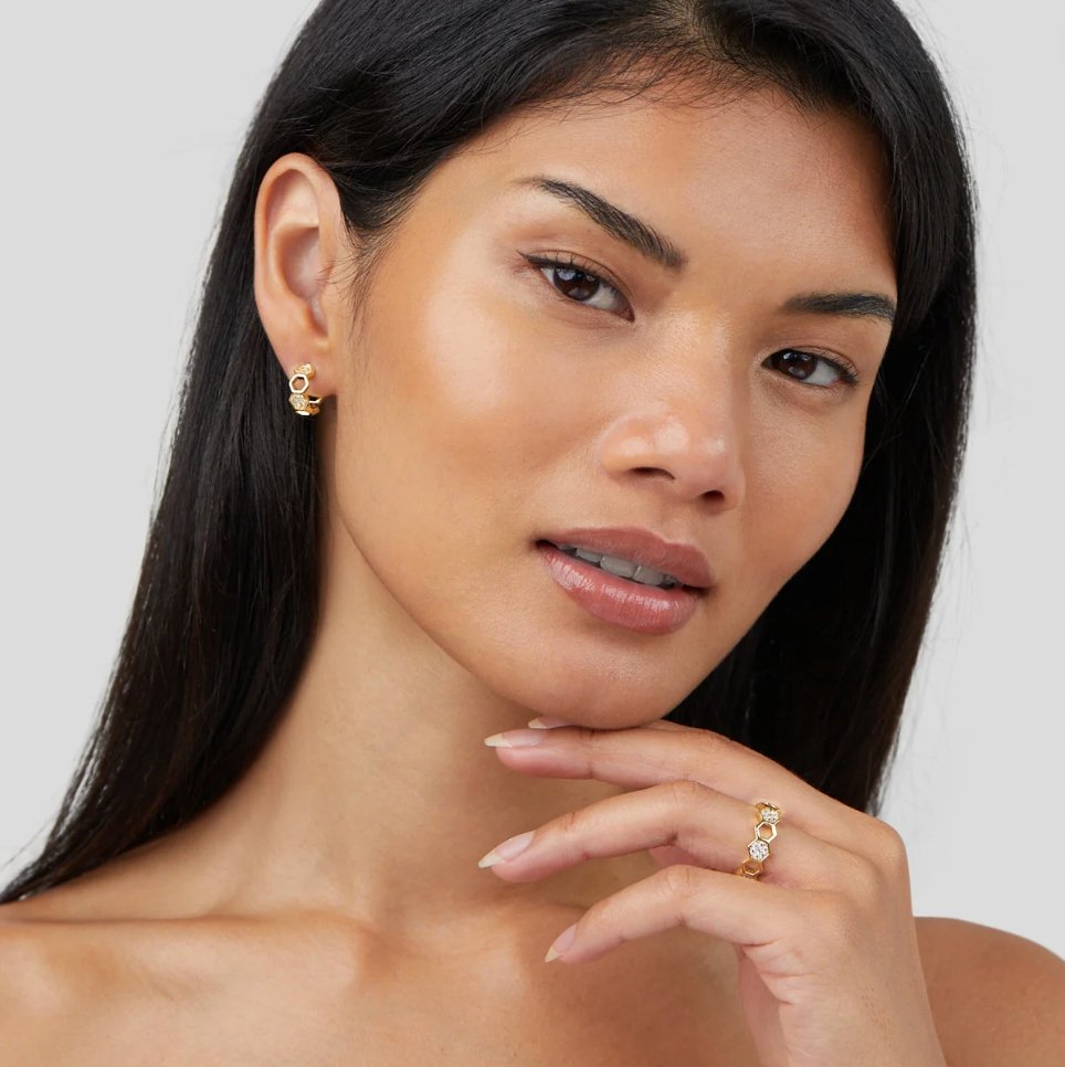 Friedrika – Anello placcato oro con perla decorativa.