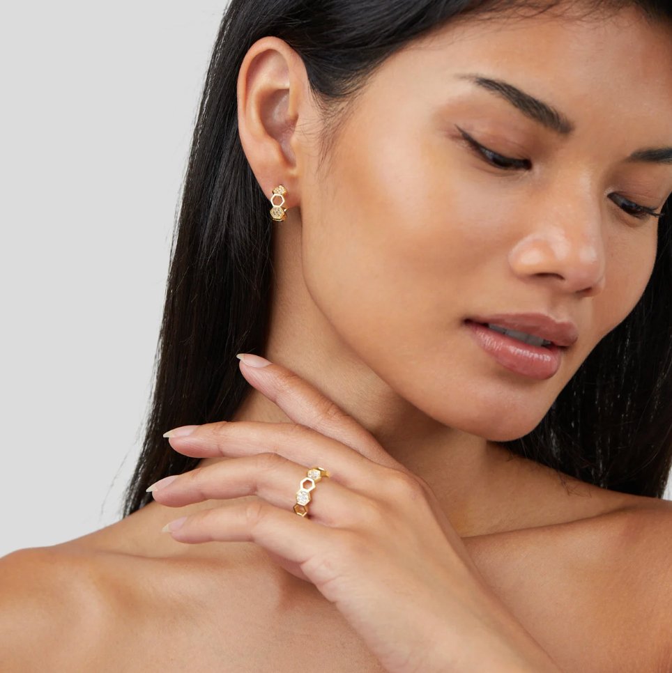 Friedrika – Anello placcato oro con perla decorativa.