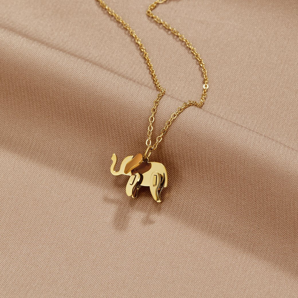 Luisa – Gold necklace with symmetrical floral elements.