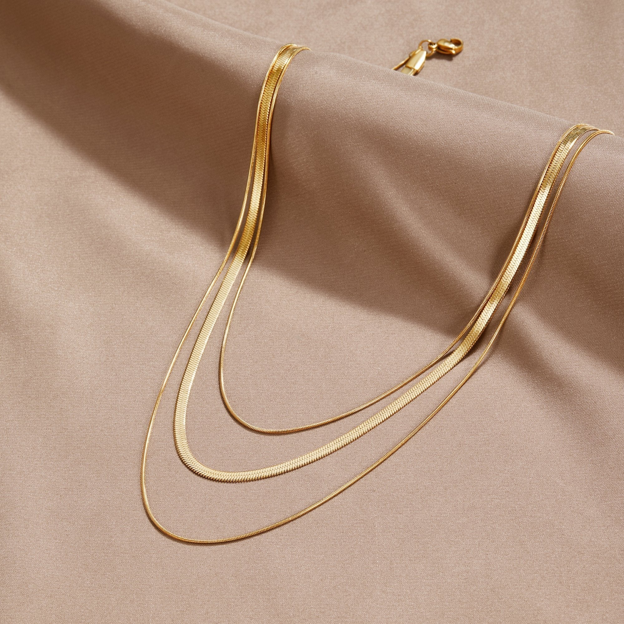 Antonie – Multilayer gold necklace with a transparent structure.