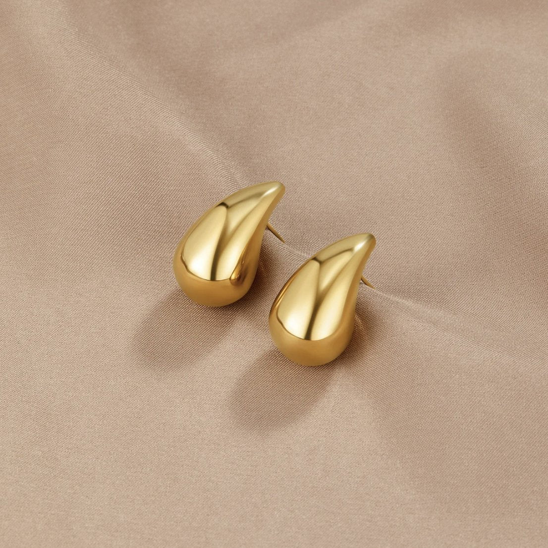 Anja - Gold hoop earrings with a delicate curve