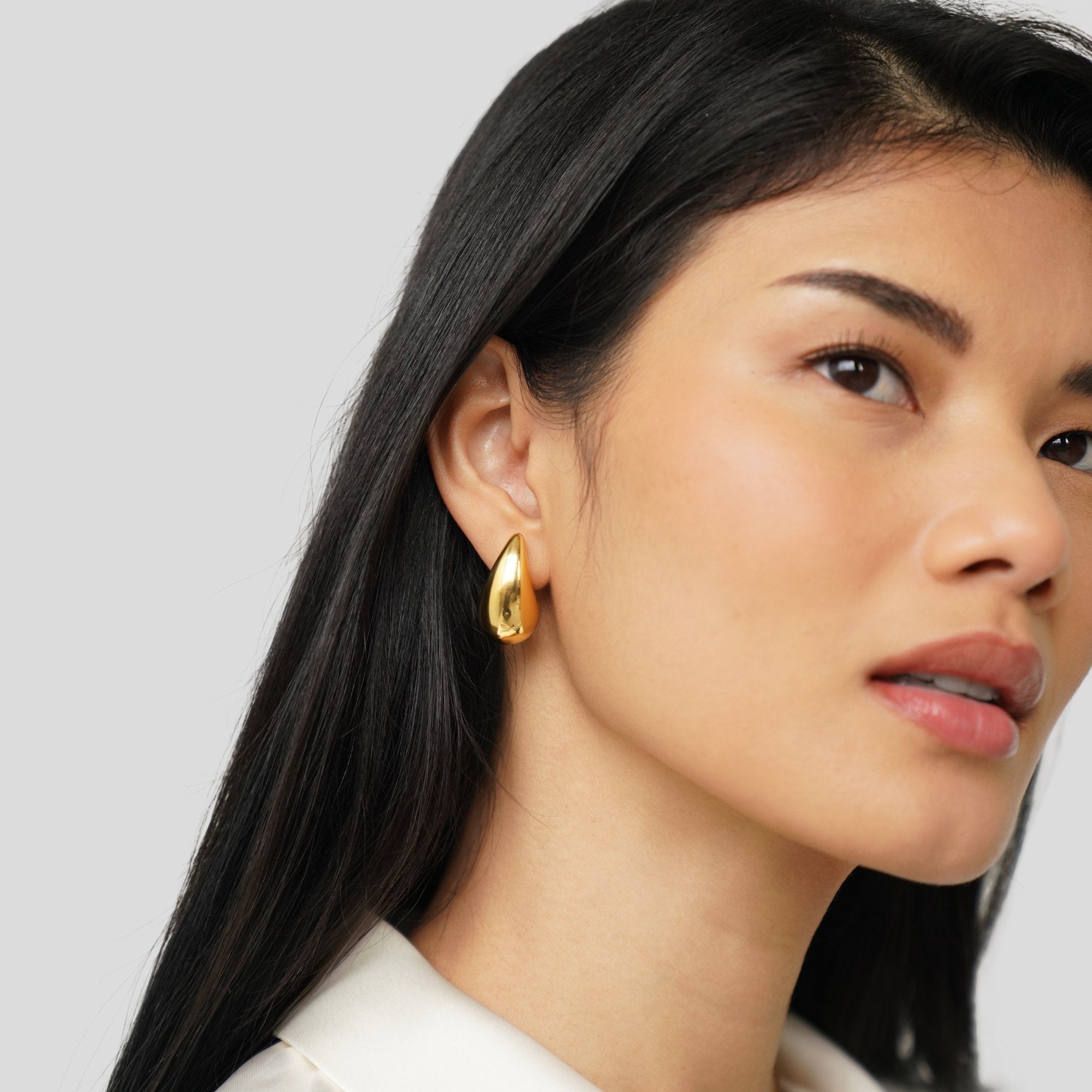 Anja - Gold hoop earrings with a delicate curve