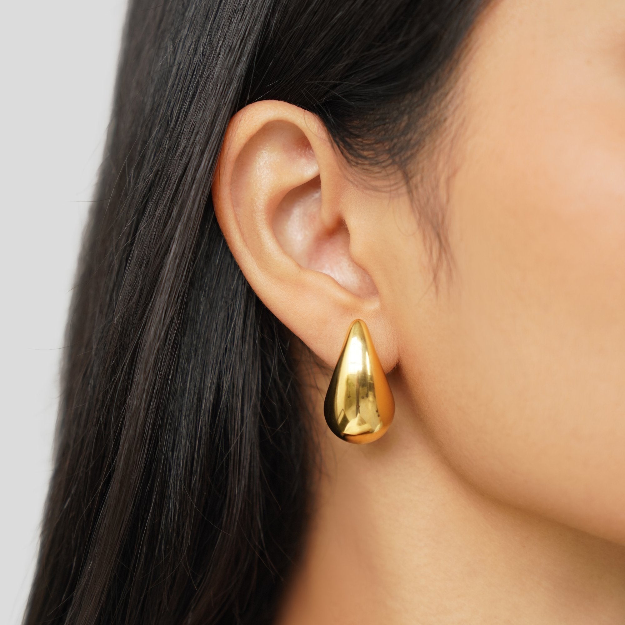 Anja - Gold hoop earrings with a delicate curve