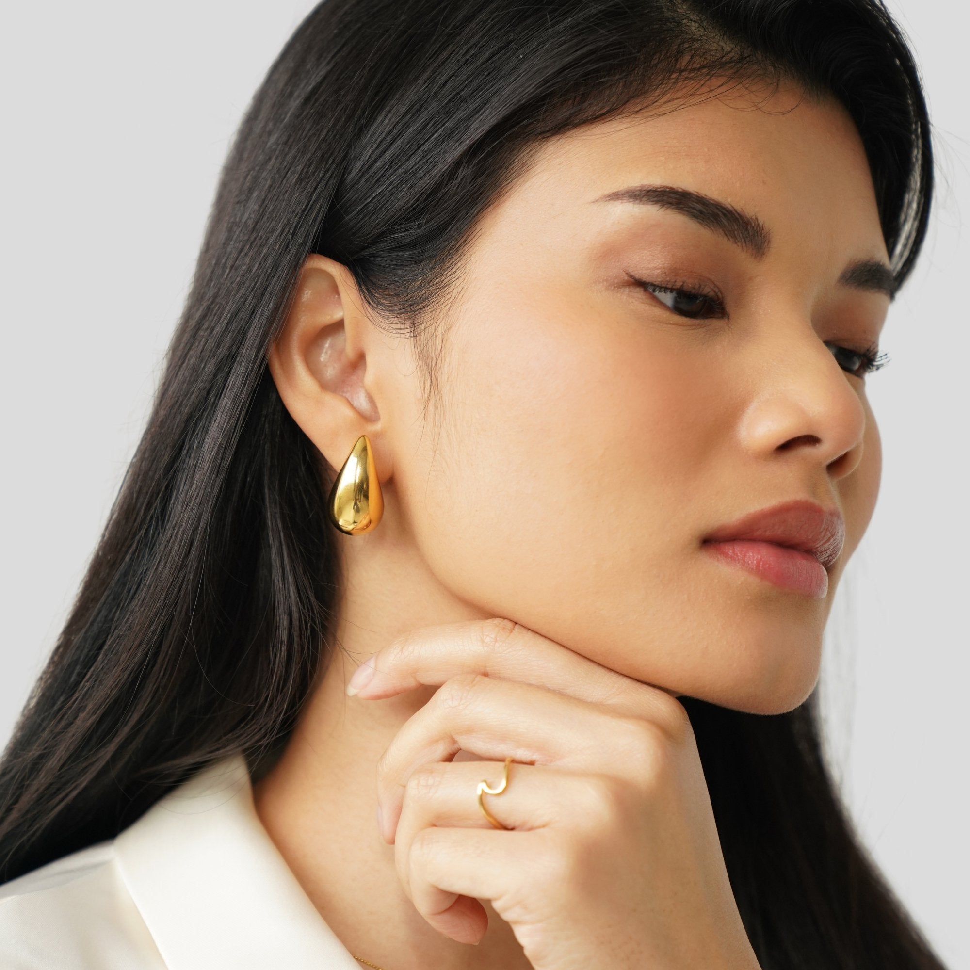 Anja - Gold hoop earrings with a delicate curve