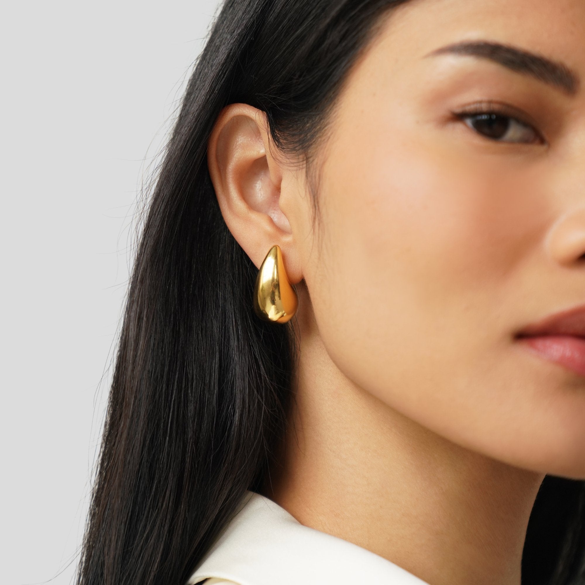 Anja - Gold hoop earrings with a delicate curve