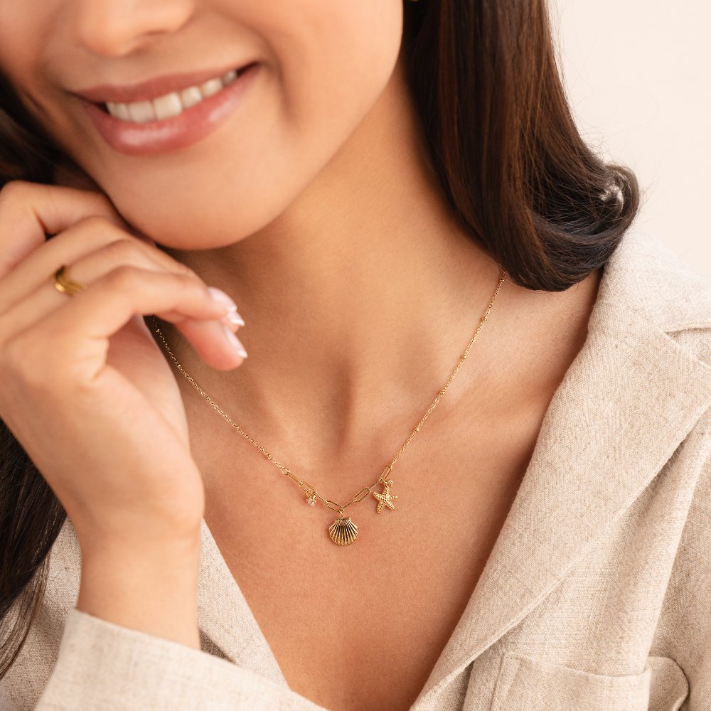 Greta – Gold-colored star pendant chain.