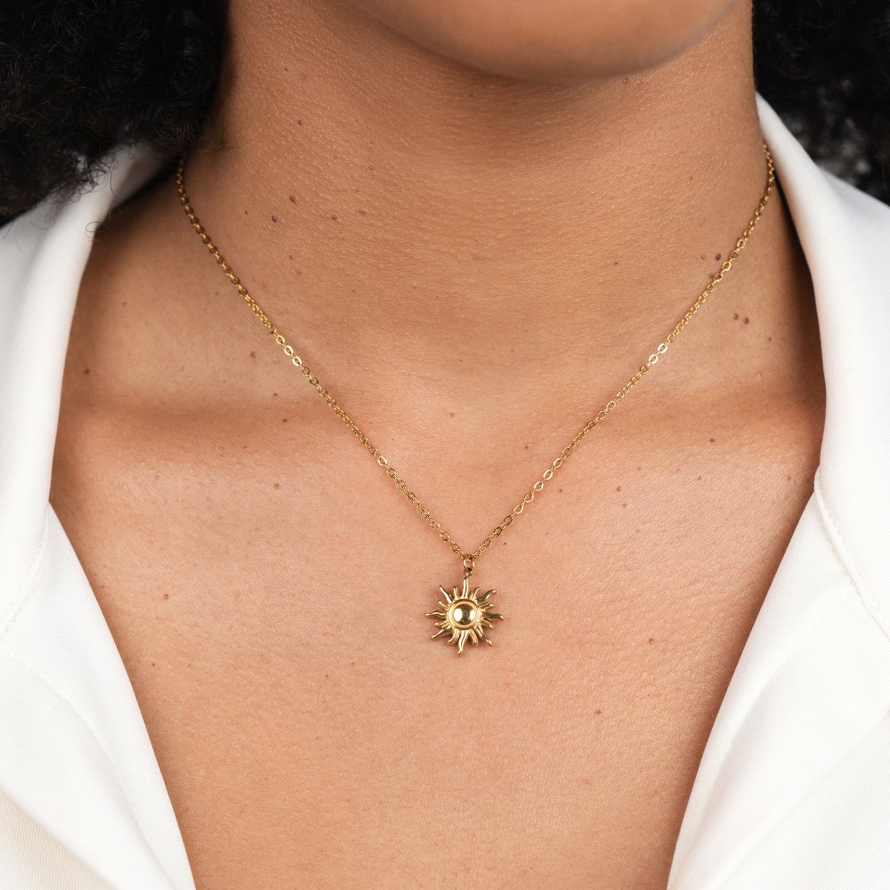 Ronja – Collana in oro con pendente a forma di fiore.