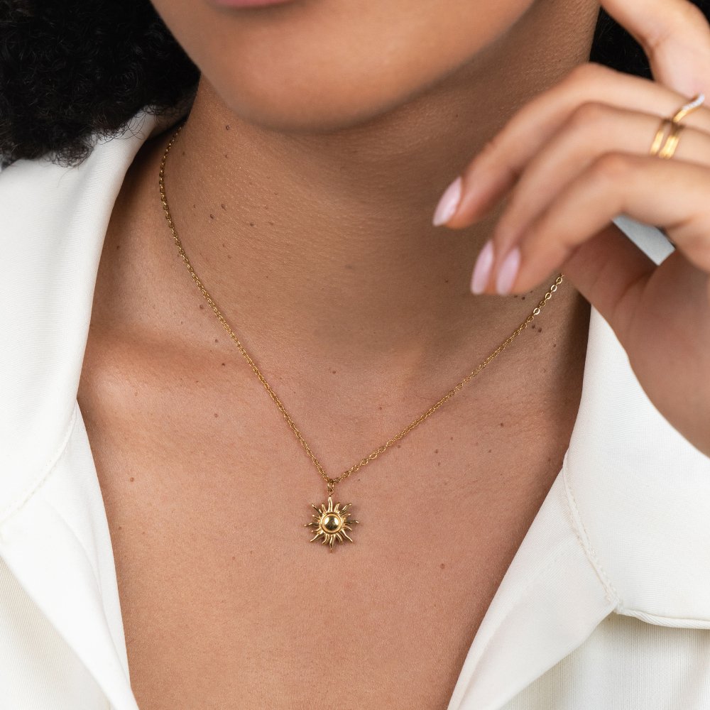 Ronja – Collana in oro con pendente a forma di fiore.