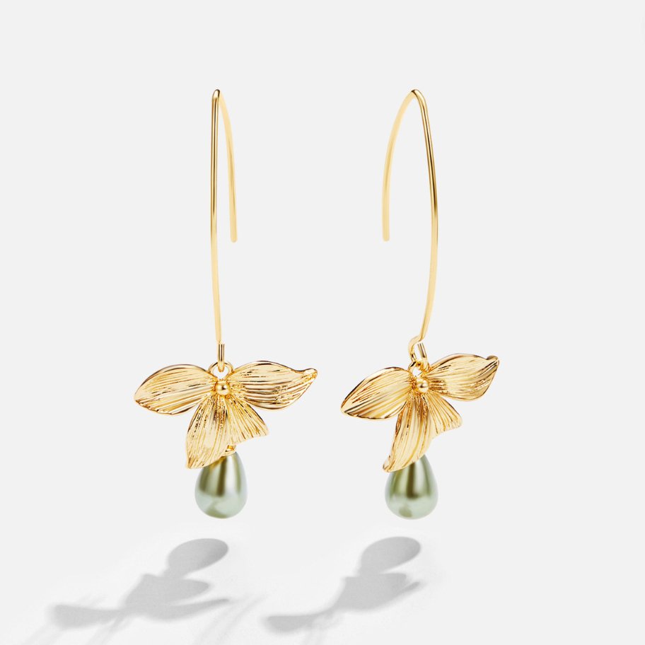 Juliana – Gold earrings with pearly surface.