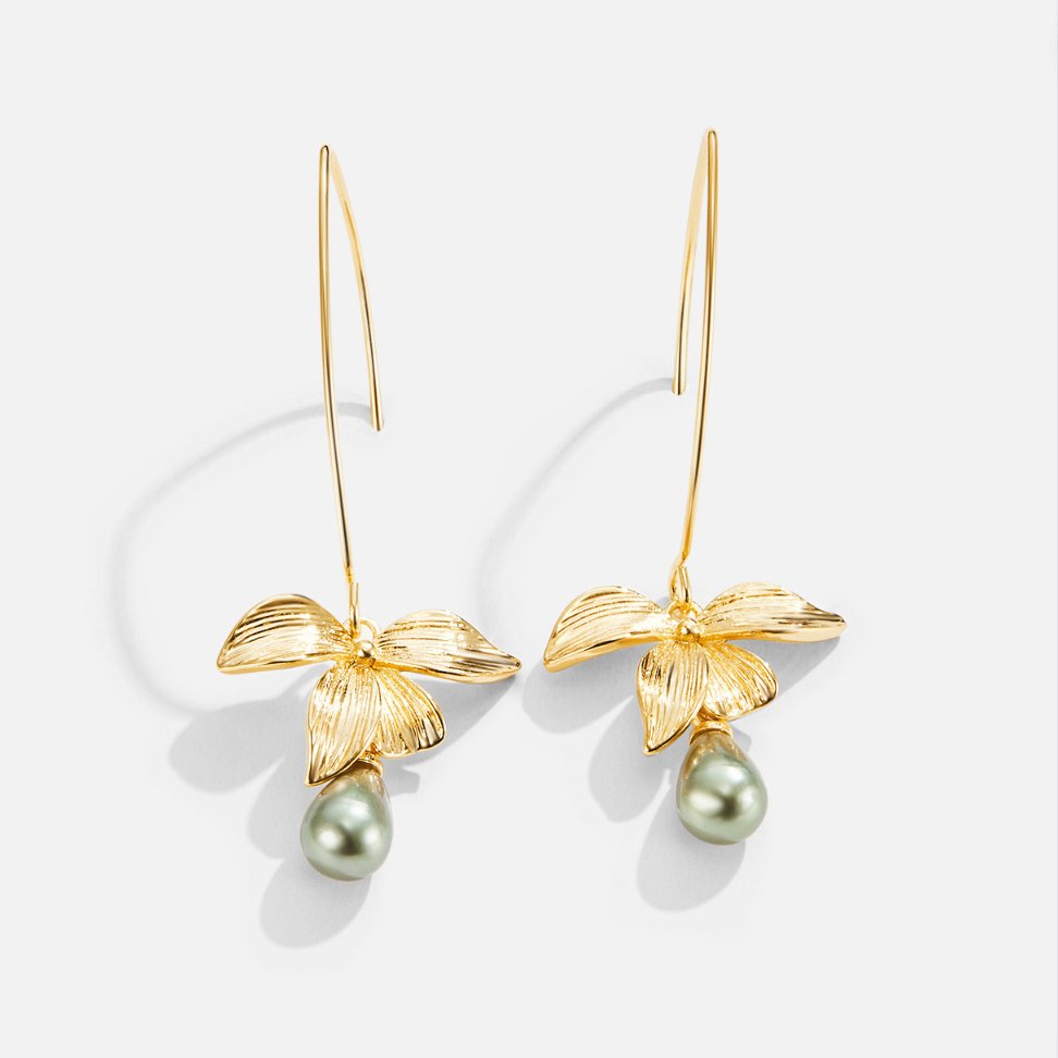 Juliana – Gold earrings with pearly surface.