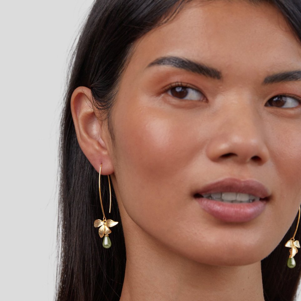 Juliana – Gold earrings with pearly surface.