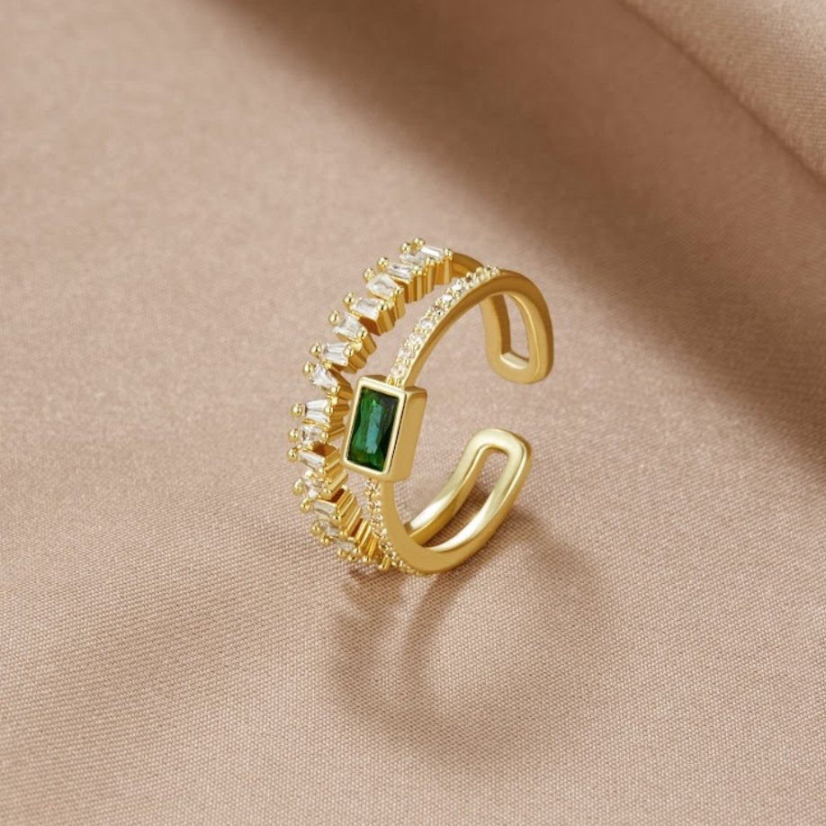 Sabina – Gold-plated ring with emerald green accents.