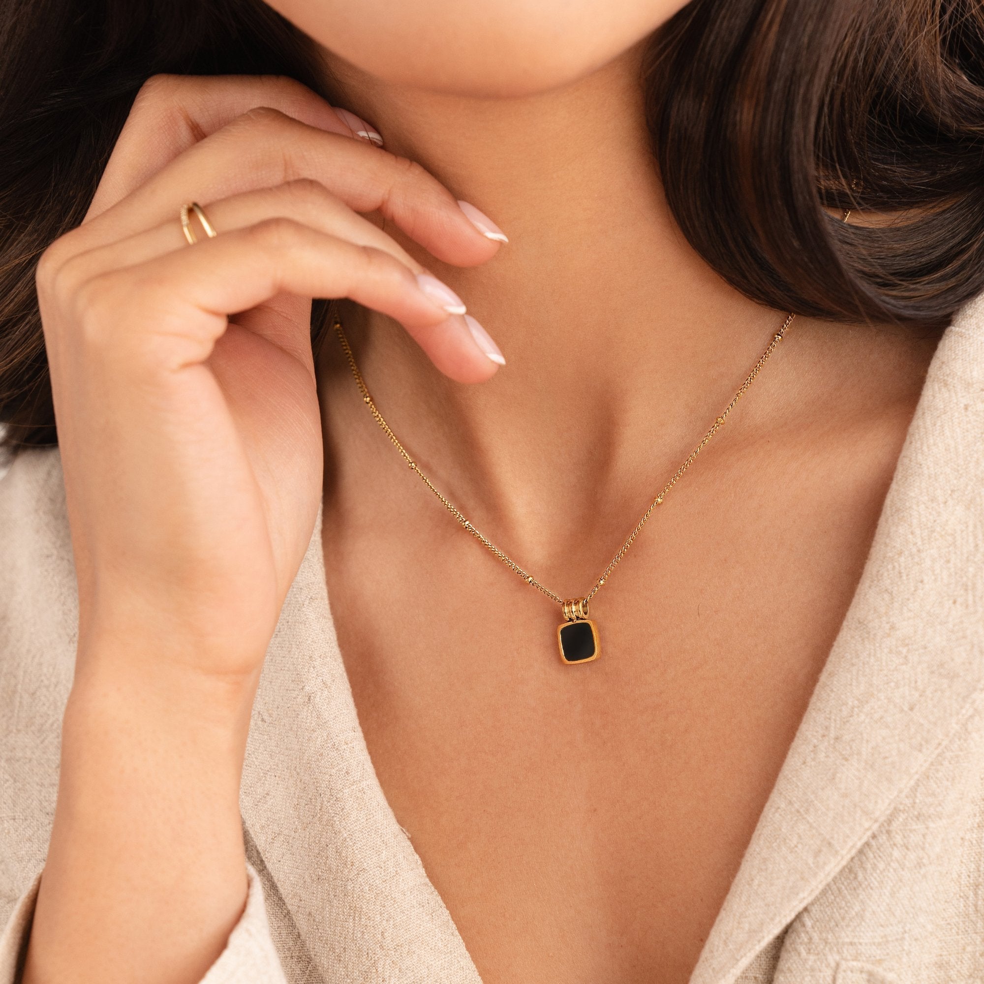 Selina - Gold necklace with dark stone.