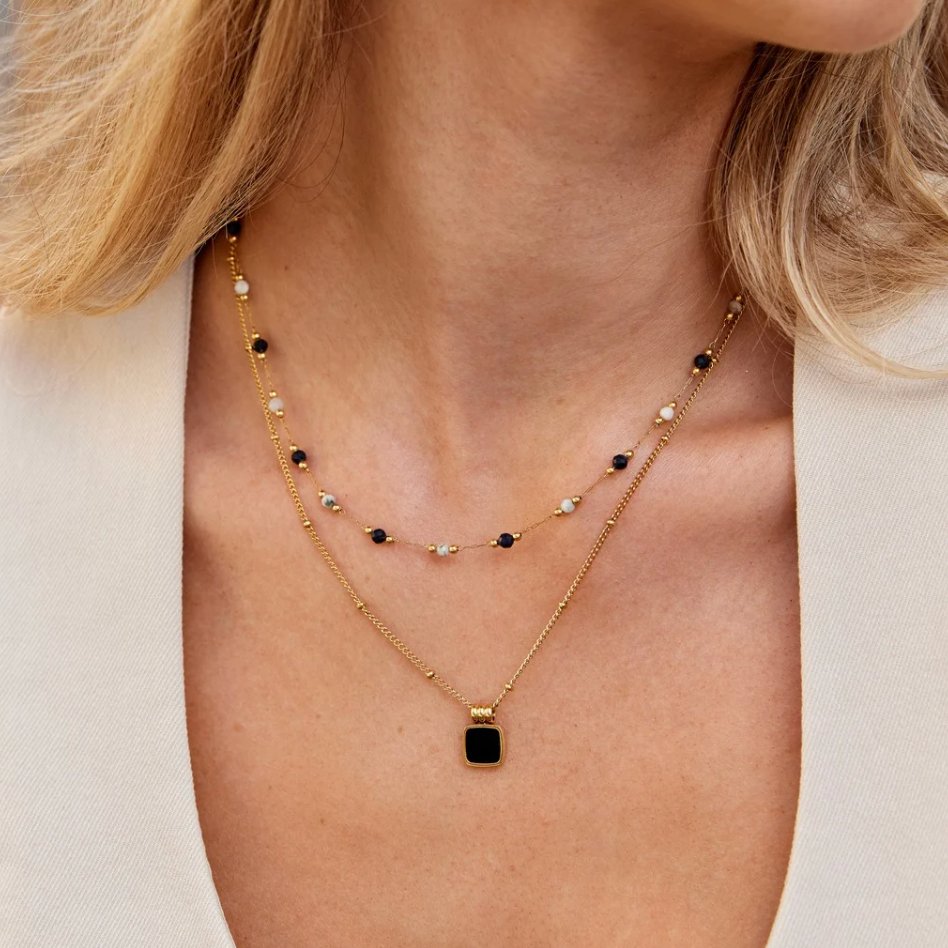 Selina - Gold necklace with dark stone.