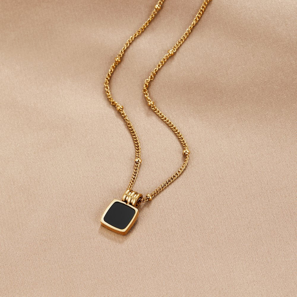 Selina - Gold necklace with dark stone.