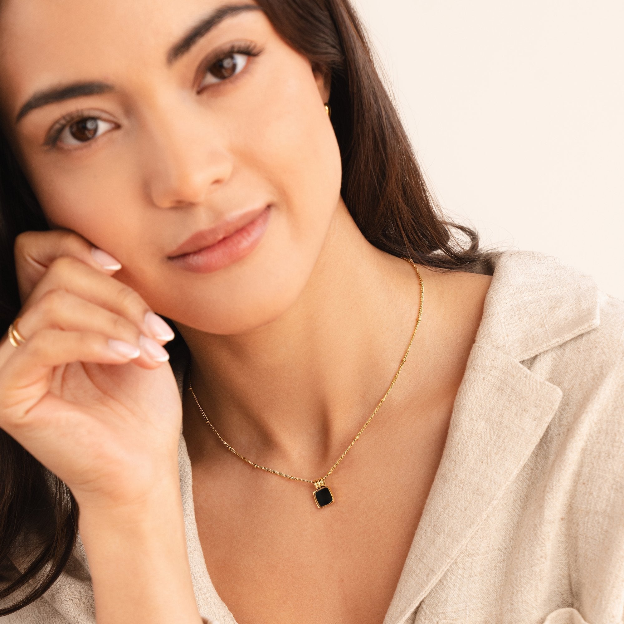 Selina - Gold necklace with dark stone.