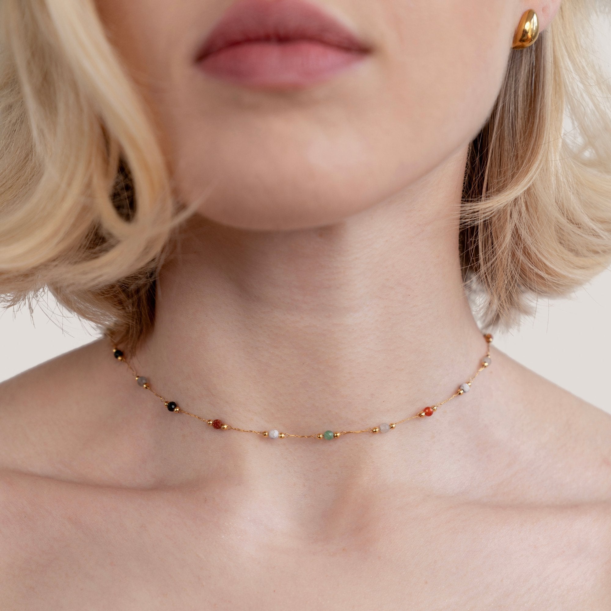 Helmina – Gold-colored chain with enamel details.