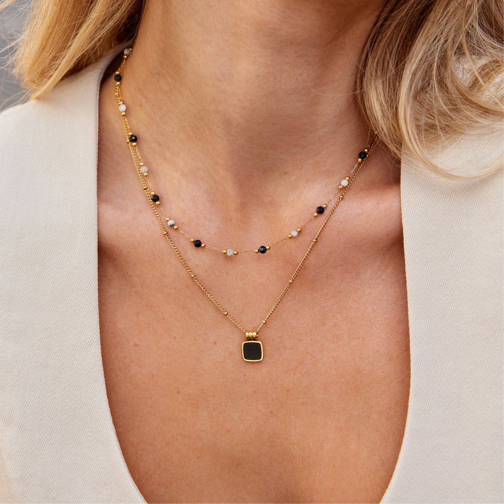 Johana – Delicate gold necklace with colored pearls.