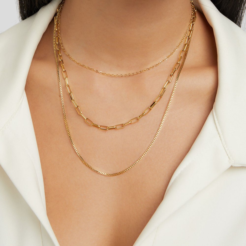 JosefÃna – Three-layer gold necklace with delicate links.
