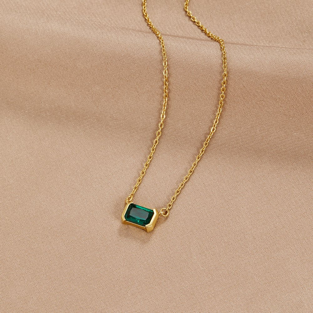Loretta – Emerald stone necklace.