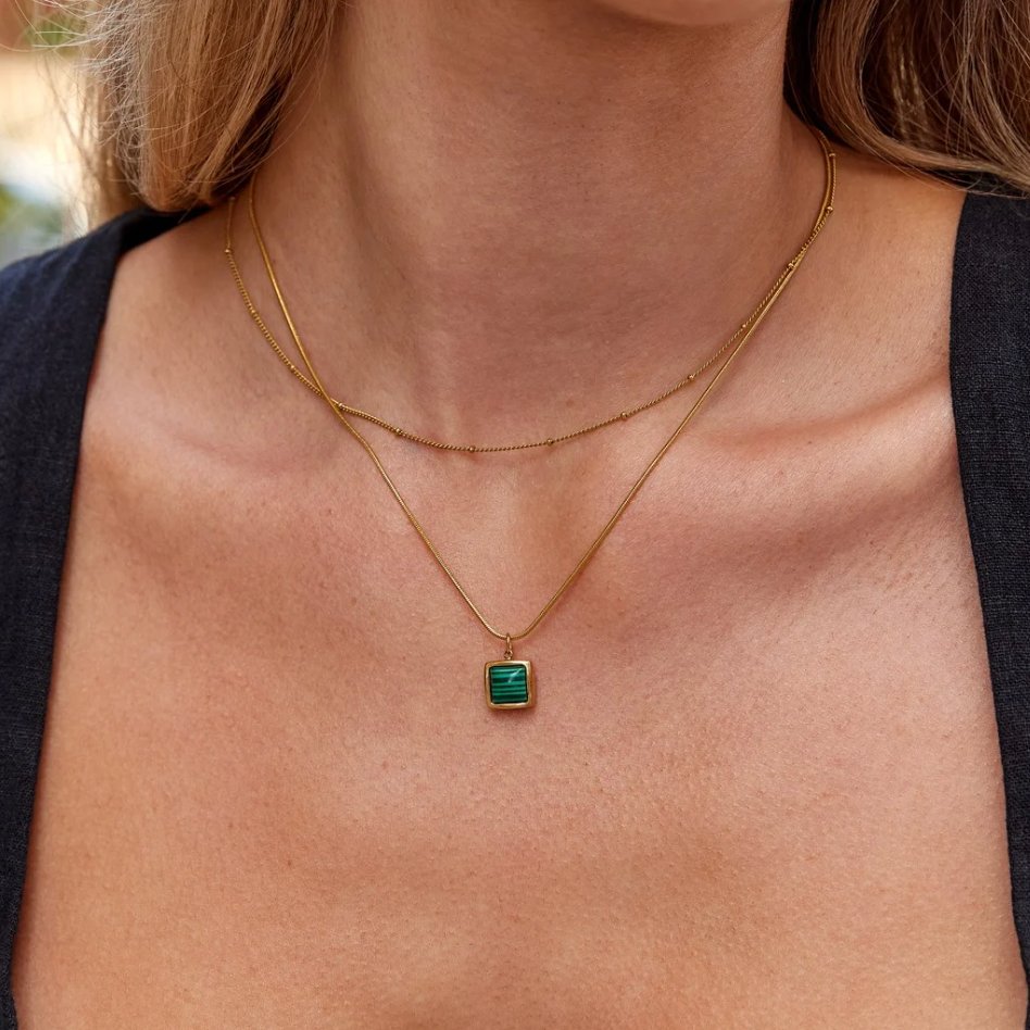 Jitka – Catena a maglie dorate dal design delicato.