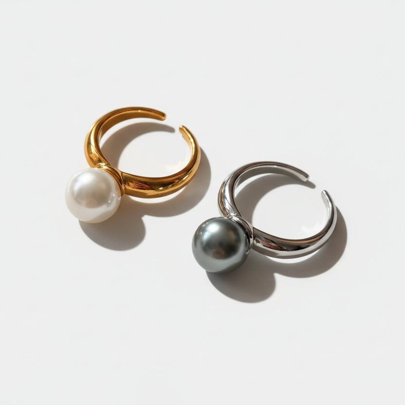 Ida – Gold-plated ring with smooth surface and pearl accent.