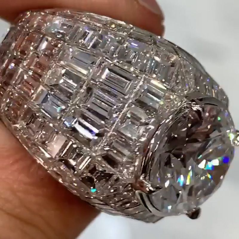 Anna-Lena – Silver ring with round-cut diamonds.