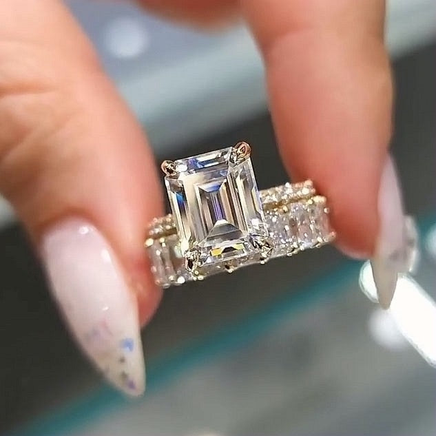 Nadja – Diamond ring with rectangular center.