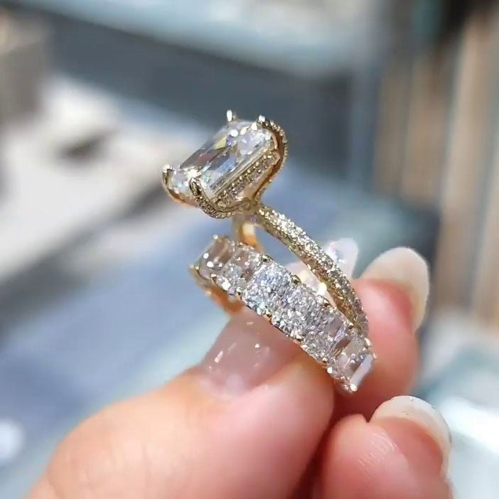 Nadja – Diamond ring with rectangular center.