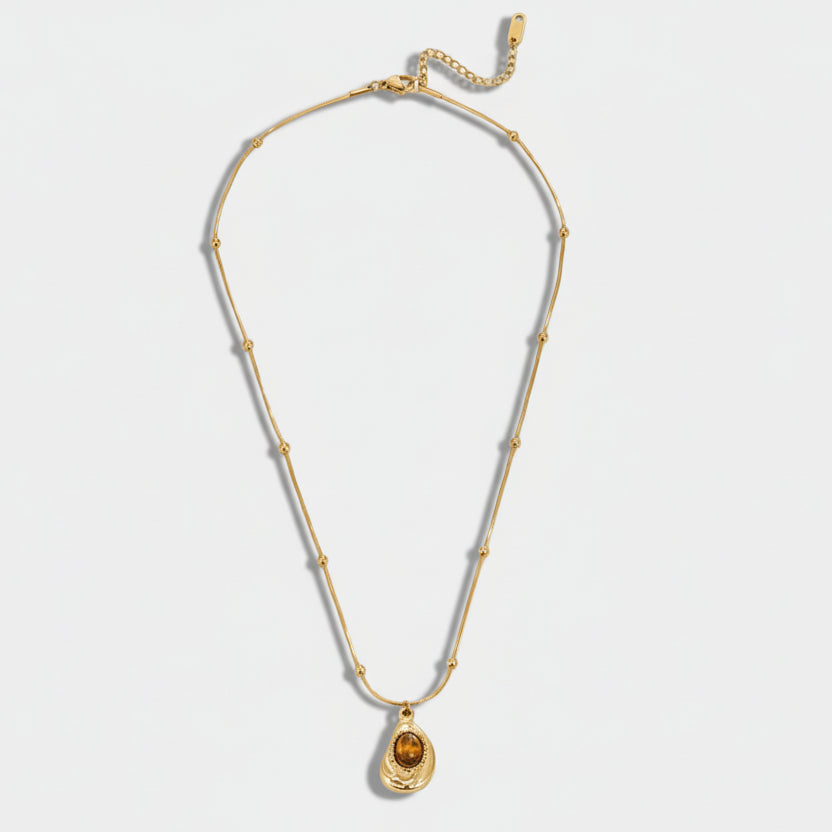 Leonie – Chain with round gold pendant.